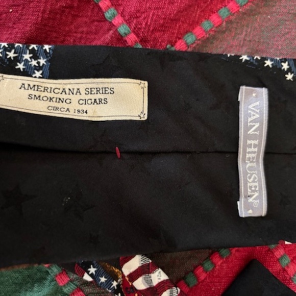 CIGAR Van Heusen tie- "Smoking Cigars"- NICE - Picture 2 of 2